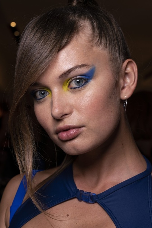 مكياج عيون بلوني الاصفر والنيلي من CHROMAT