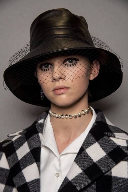 قبعة مميزة للمرأة الكلاسيكية من Christian Dior