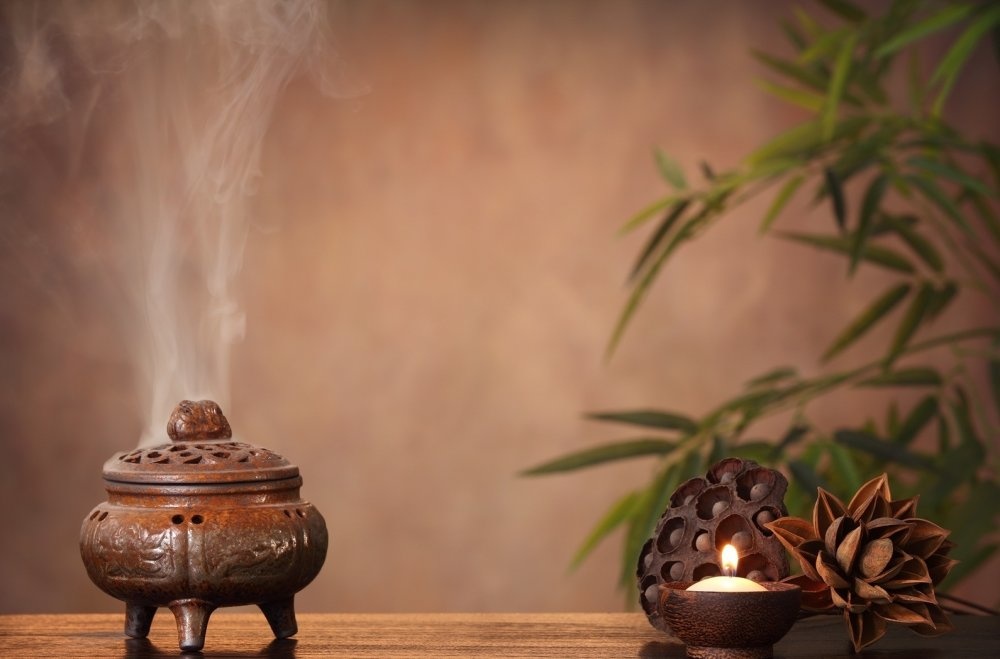 عطري المنزل برائحة زكية او بالبخور لاضفاء اجواء رومانسية على المكان