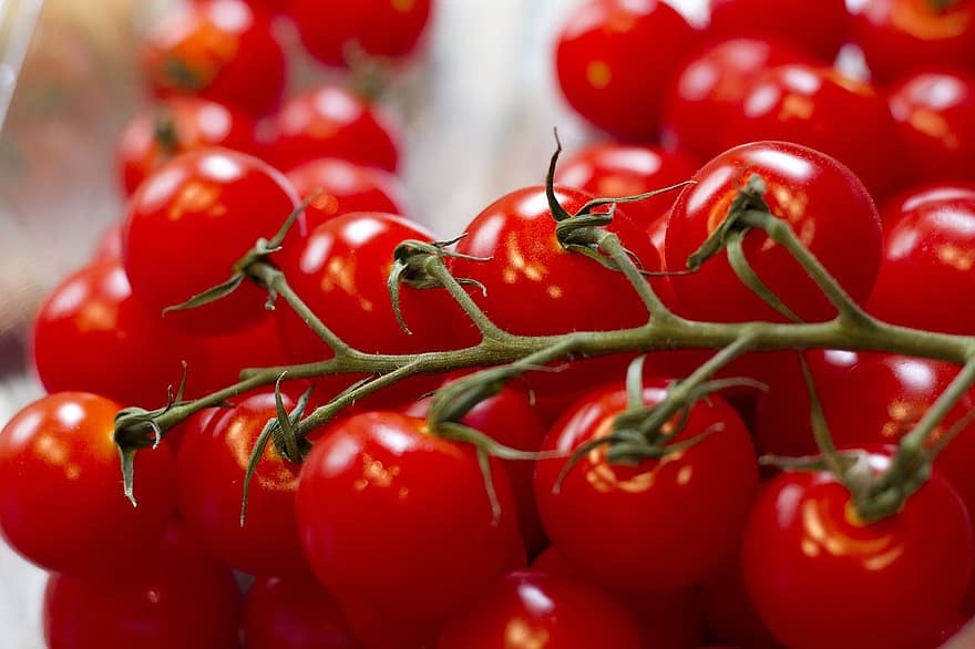 هل يعيش فيروس كورونا على سطح الخضروات والفواكه؟