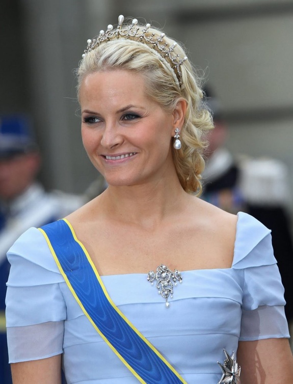 الأميرة ميت ماريت ترتدي بروش Queen Maud's Pearl and Diamond Brooch
