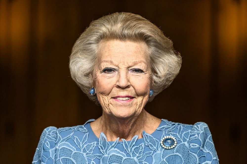 الملكة بياتريكس ترتدي بروش Queen Wilhelmina's brooch