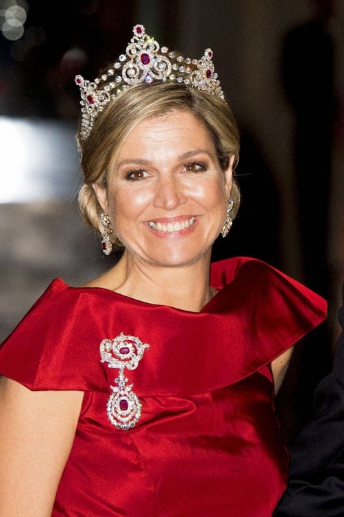 الملكة ماكسيما ترتدي بروش Mellerio Ruby Parure