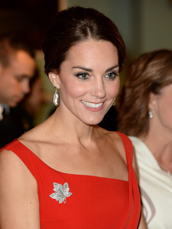  كيت ميدلتون ترتدي بروش Canadian Maple Leaf royal brooch