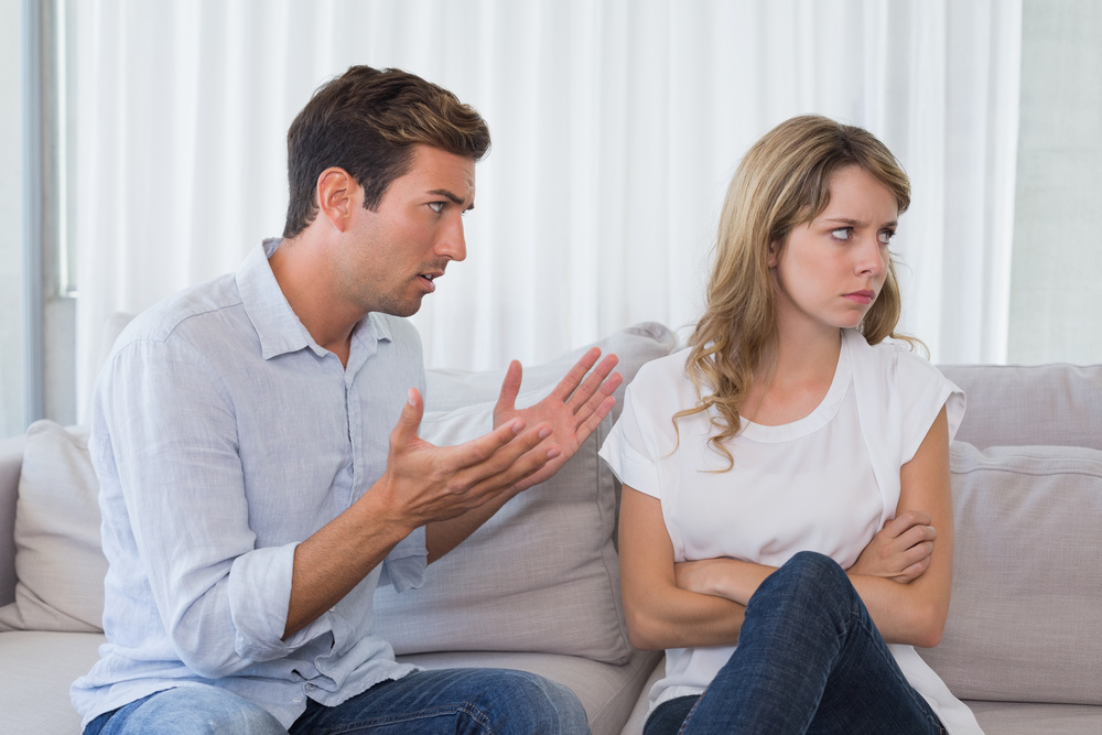  توقف الزوجة عن المشاحنات مع زوجها وعدم الرد من علامات الملل لديها