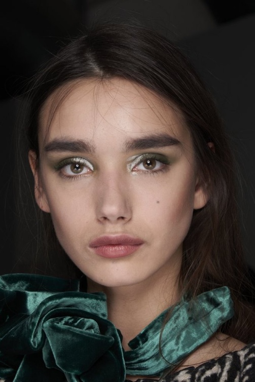 مكياج عيون جليتر ناعم وفضي من دار Emporio Armani