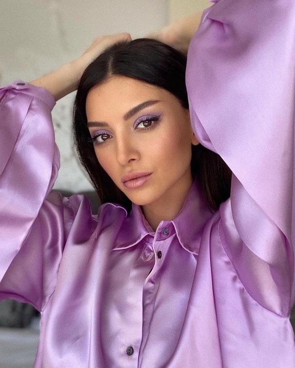 الظلال الملونة من أبرز الصيحات الجمالية التي اعتمدتها ناتالي فنج