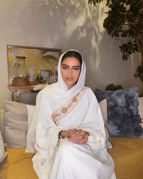 تنسيق اطلالات بالعبايات البيضاء مع التطريز من وحي يارا النملة