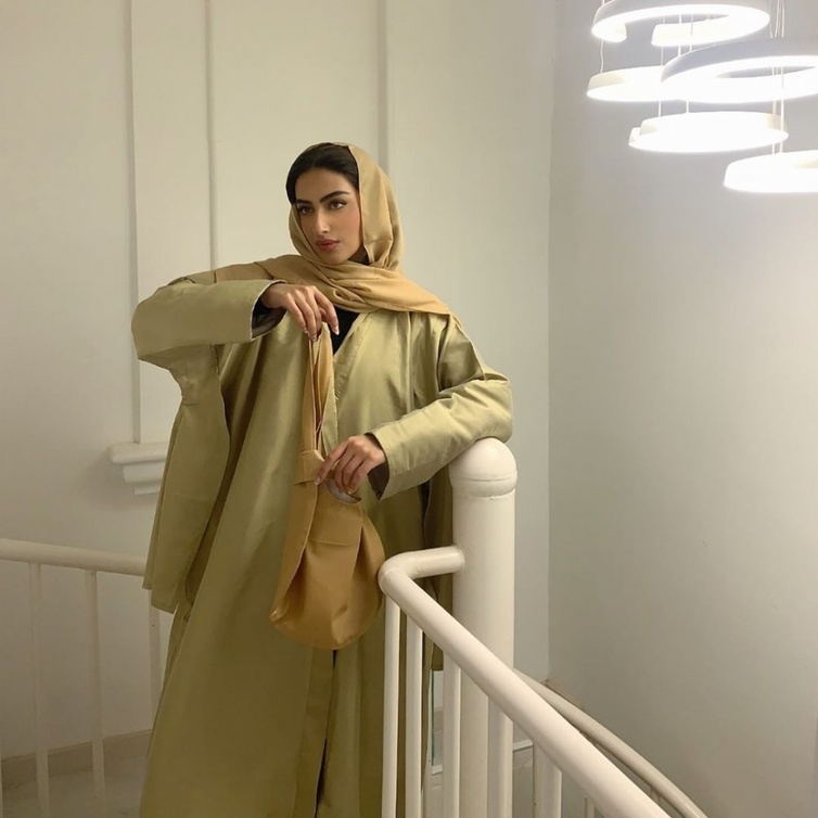 طرق تنسيق اطلالات انيقة بالعبايات من وحي يارا النملة