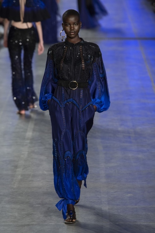 دار Alberta Ferretti قدّمت الجمبسوت الواسع مع الحزام الأسود العريض