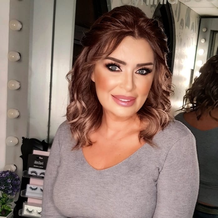 سابين نحاس تطبق خطوات مكياج يومي