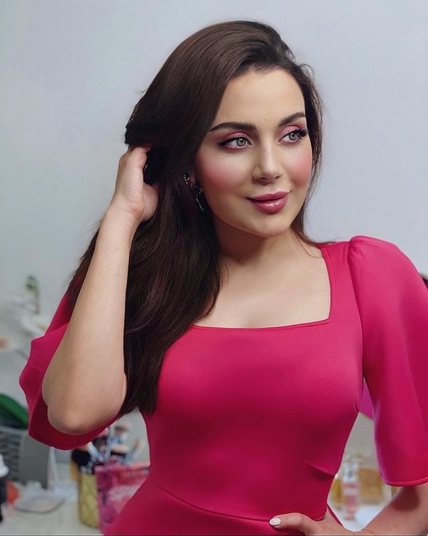 ابنة هيفاء وهبي بلون شعر سابق باللون البني الداكن