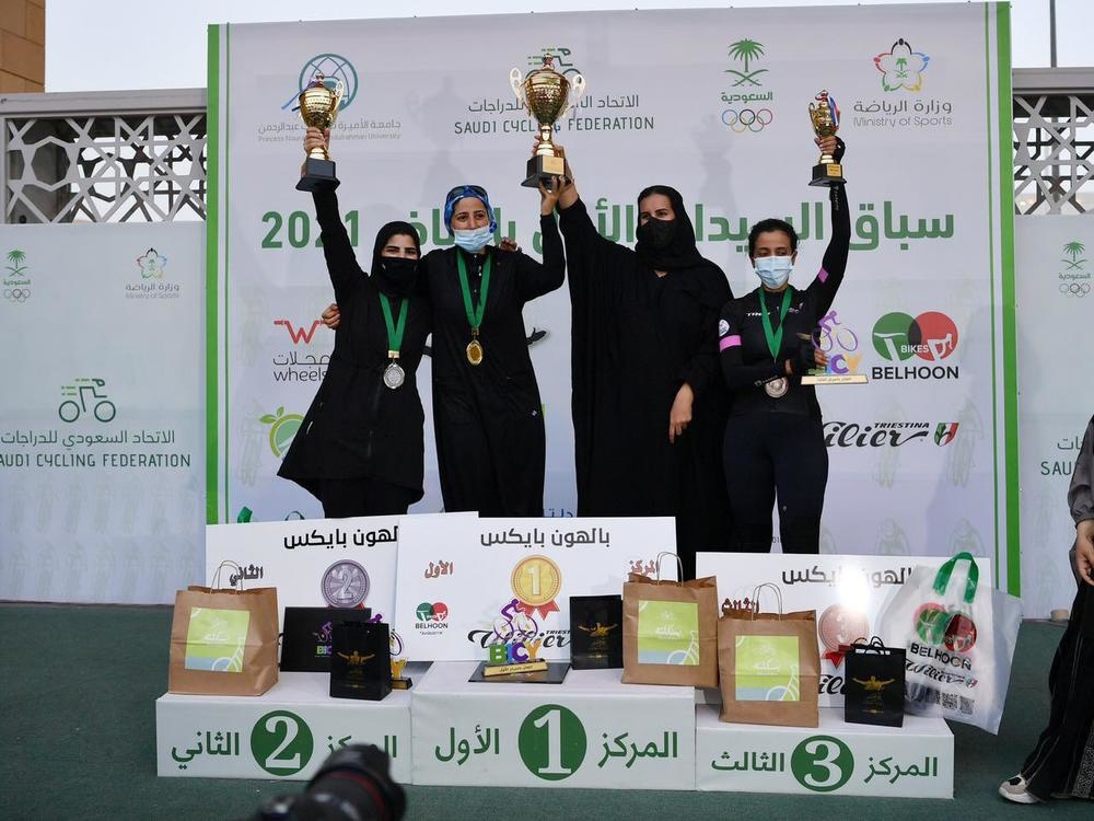 تتويج جود جمجوم بطلة سباق السيدات الأول 2021 - الصورة من حساب الاتحاد السعودي للدراجات
