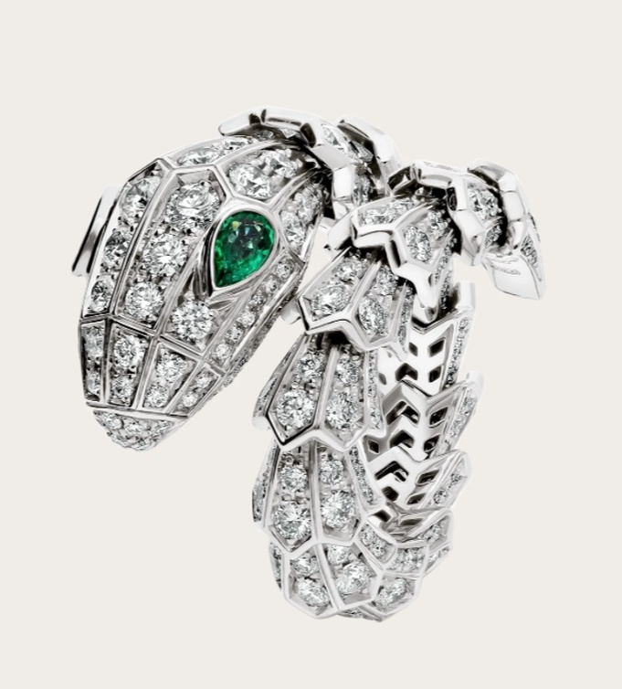 خاتم Serpenti Viper بالذهب الأبيض والماس والزمرد من بولعري Bvlgari