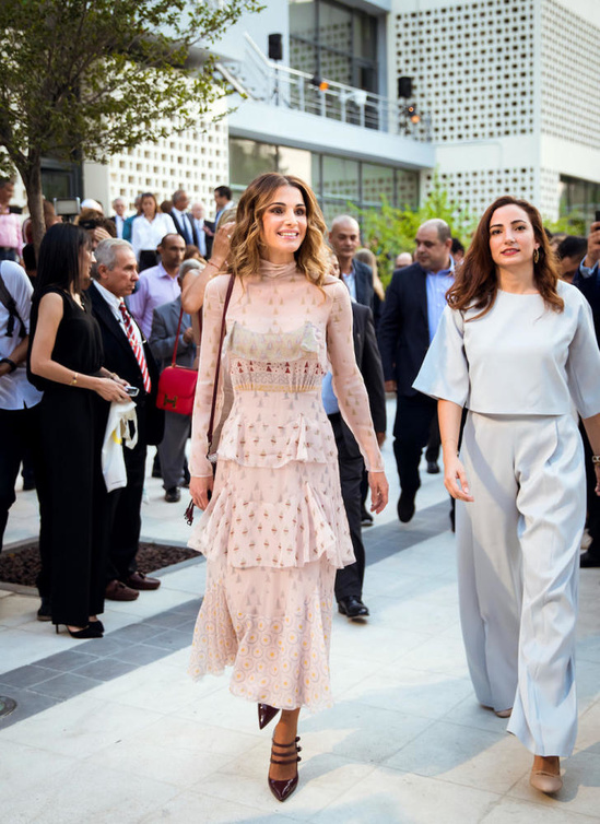 موديلات فساتين مميزة من valentinoانستقرام @queenrania
