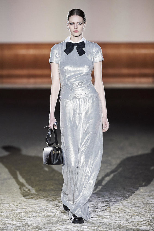 التوب والسروال الفضفاض الميتاليك الفضي بتصميم شبابي ملفت من Elisabetta Franchi