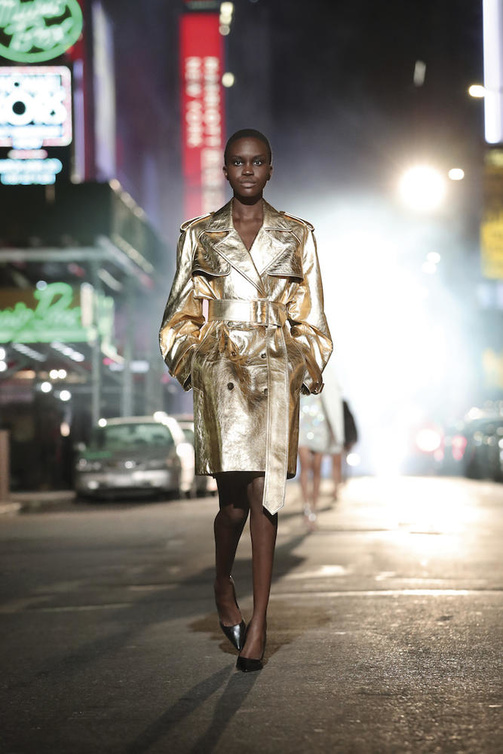 اخطفي الأنظار بالمعطف الذهبي الميتاليك من تصميم Michael Kors