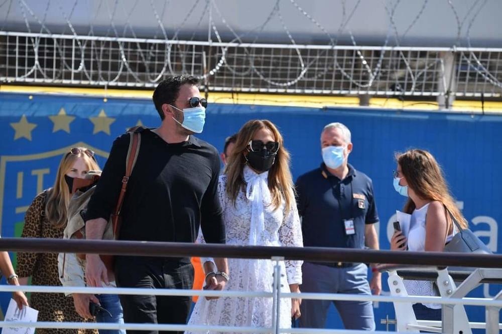 جينيفر لوبيز وبن أفليك يتوجهان لحضور فعاليات مهرجان فينيسيا السينمائي الدولي