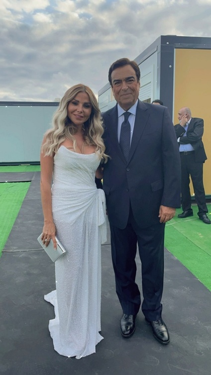 رزان مغربي بفستان أبيض بسيط مع جورج قرداحي 