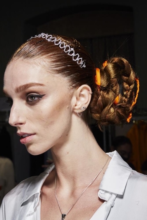 اكسسوارات شعر ملفتة من دار Christian Siriano