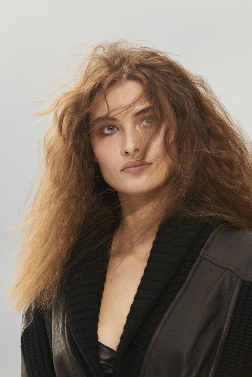 تسريحات شعر مجعدة وعصرية من دار Dundas X Revolve