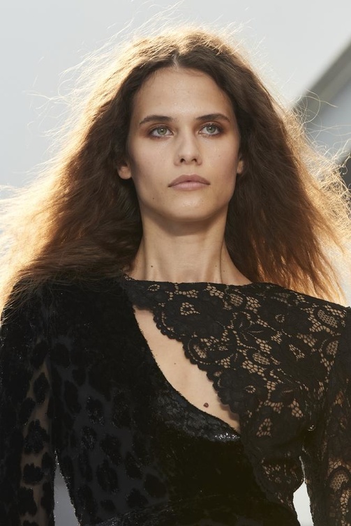 مكياج برونزي مشرق من دار Dundas X Revolve