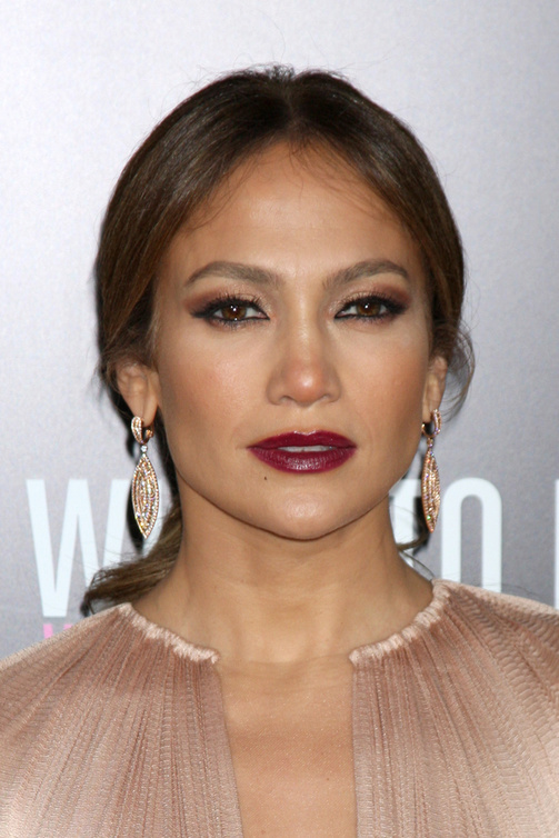 Jennifer Lopez بمكياج عيون برونزي مع الشفاه البارزة
