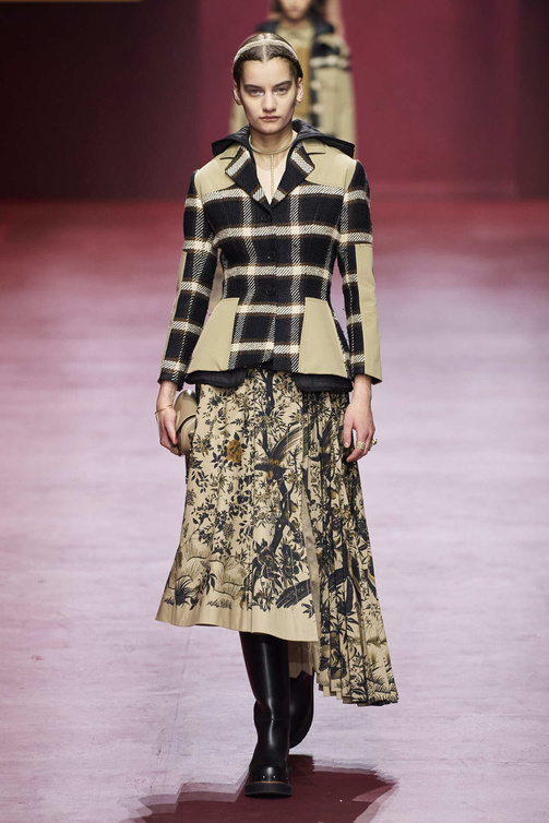  تنانير طويلة مشجرة مع الورود المنقوشة من دار Christian Dior
