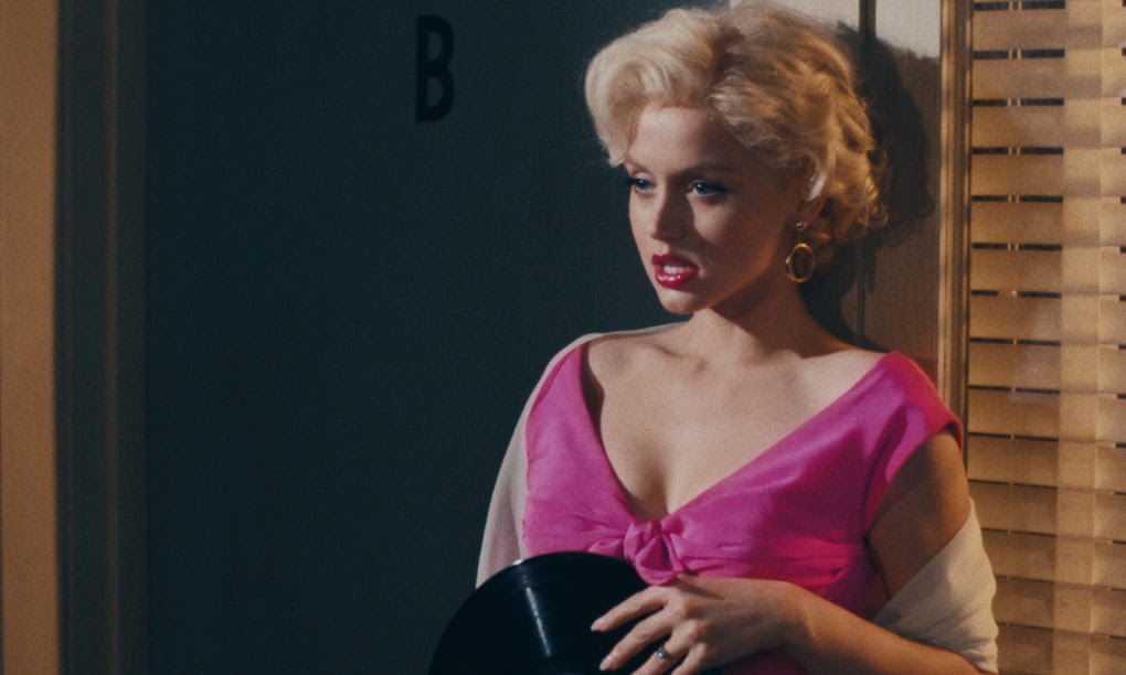 النجمة آنا دي أرماس في فيلم Blonde
