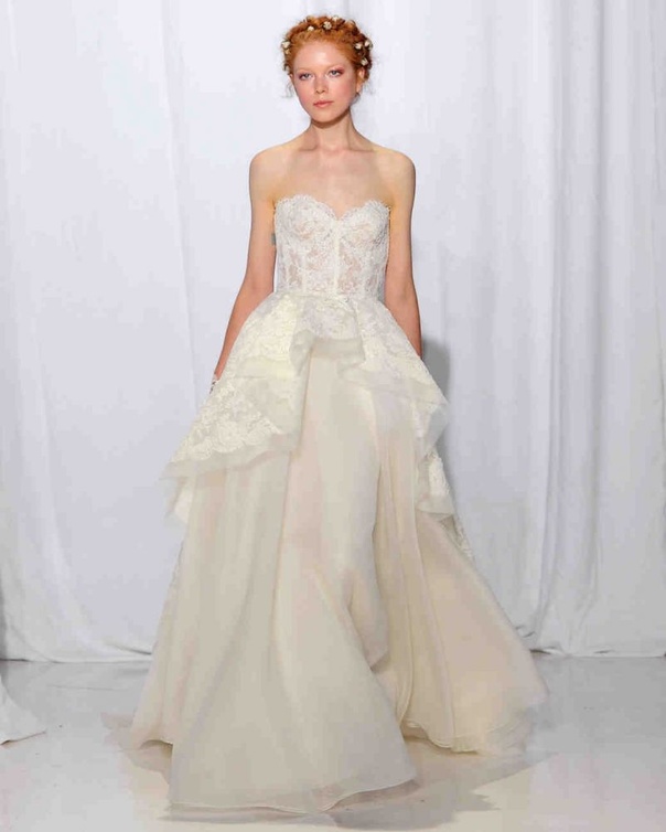 فستان زفاف مع تنورة بقصة البيبلوم من ريم عكرا Reem Acra