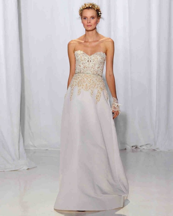 فستان زفاف مع زخرفات ذهبية من ريم عكرا Reem Acra