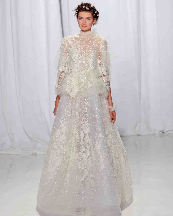 فستان زفاف مليء بالتطريزات و النقشات من ريم عكرا Reem Acra