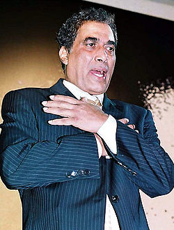 الفنان الراحل أحمد زكى وعلامات المرض تظهر عليه
