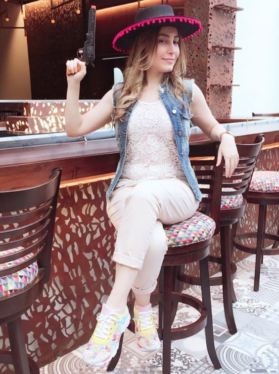 يارا عفوية بنقشات الاحذية الرياضية
