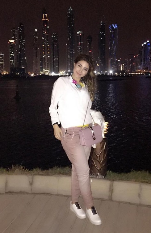 يارا بحذاء رياضي لماع