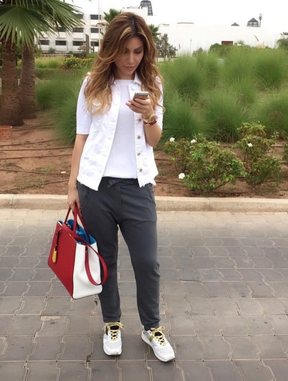 يارا تختار الحذاء الابيض الكلاسيكي