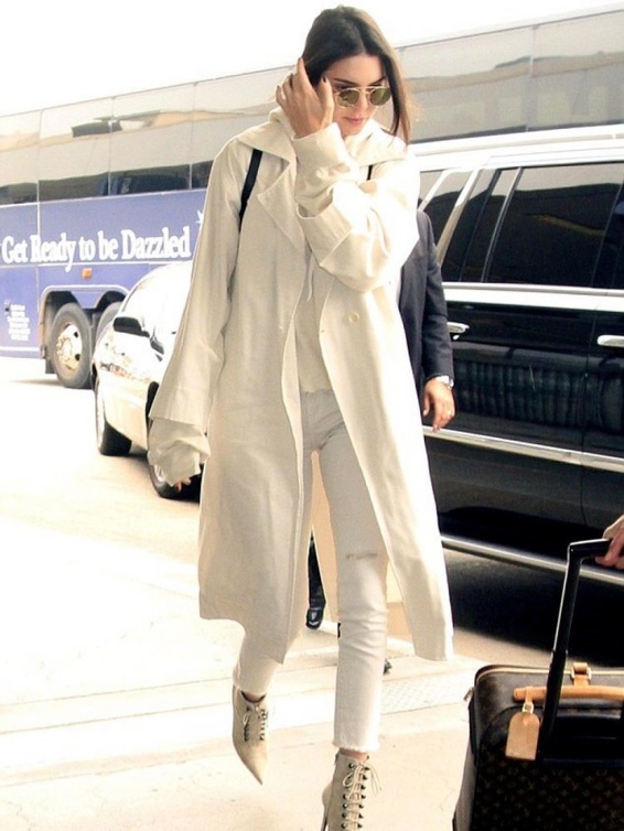كيندال جينير Kendall Jenner تختار المعطف الابيض الذي يمنح طولا للمراة
