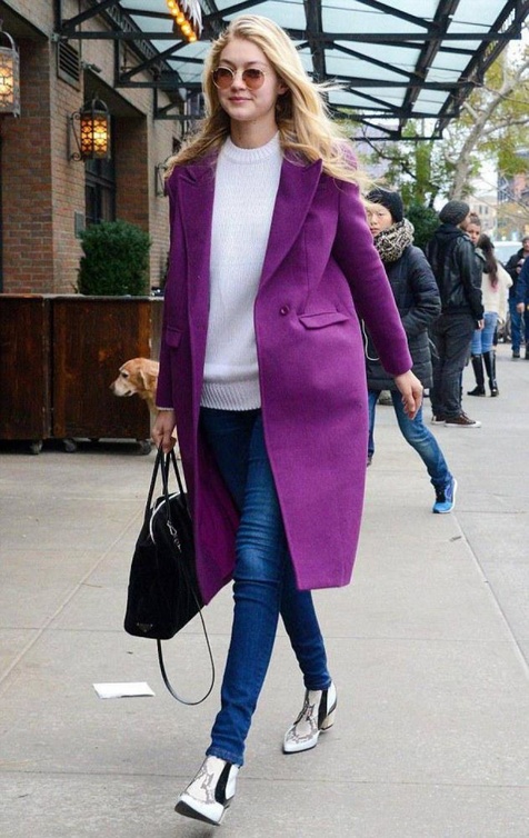جيجي حديد Gigi Hadid بمعطف بنفسجي ضخم للمراة الطويلة