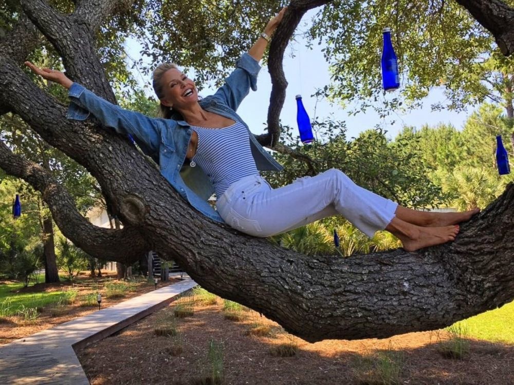 كريستي برينكلي Christie Brinkley  تتمتع بالحديقة في منزلها 