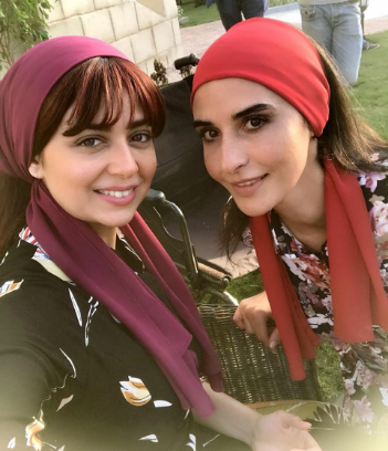 هبة مجدي مع الممثلة فاطمة ناصر في كواليس المسلسل