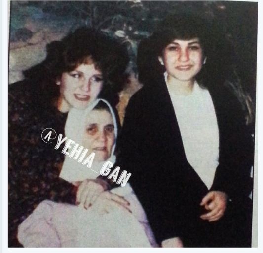 صورة نادرة لميادة مع شقيقتها فاتن ووالدتهما