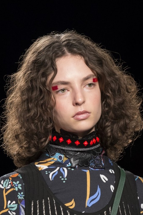 رسمات عيون ناعمة مع الخطوط الحمراء من Desigual