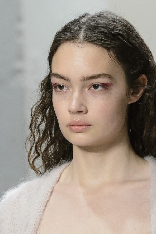 رسمات عيون ناعمة مع الظلال الحمراء من دار Dion Lee