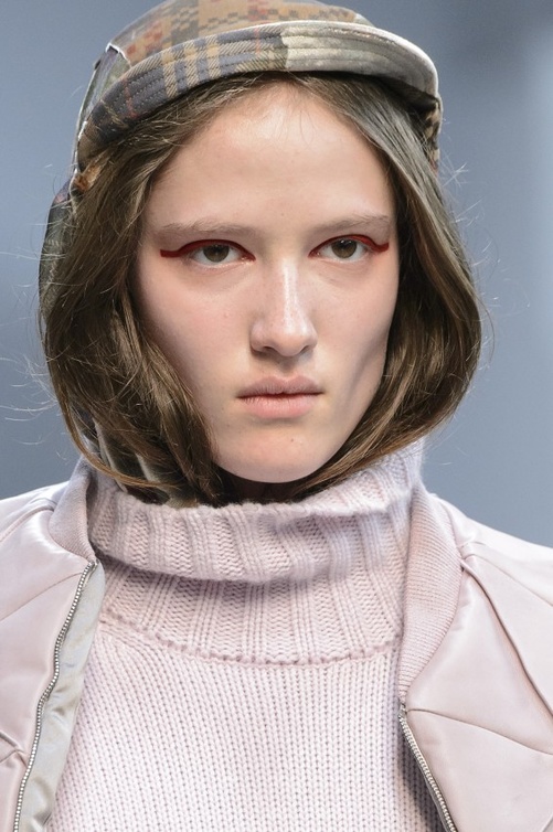 رسمات ايلاينر مجنح باللون الاحمر على طريقة Alberta Ferretti