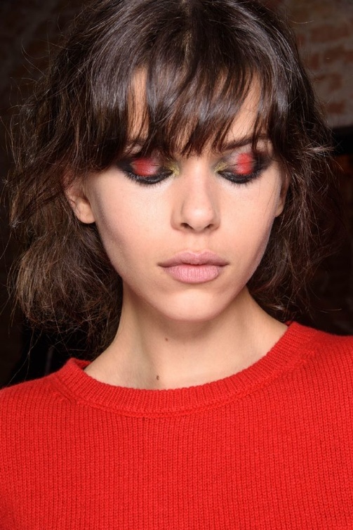 رسمات الايلاينر الاسود مع الظلال الذهبية على طريقة Alberta Ferretti