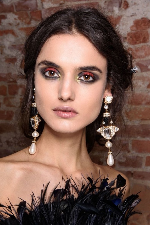 رسمات الايلاينر الاسود مع الظلال الحمراء على طريقة Alberta Ferretti