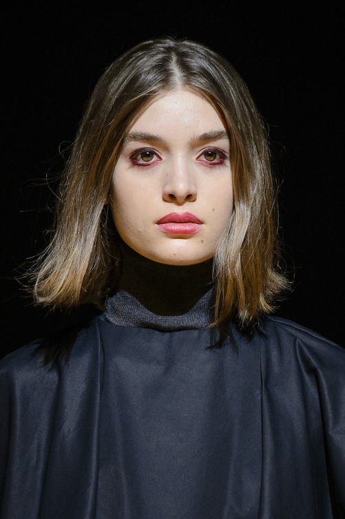 رسمات آيلاينر أحمر على خطى عارضات Chalayan