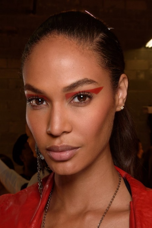 رسمات ايلاينر عصرية باللون الاحمر من Prabal Gurung