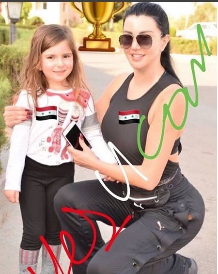 جيني اسبر نشرت صورتها ببلوزة مع العلم السوري