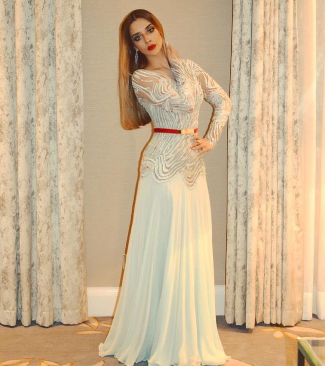 بلقيس بفستان مموج ومضلع من توقيع المصمم شربل كرم